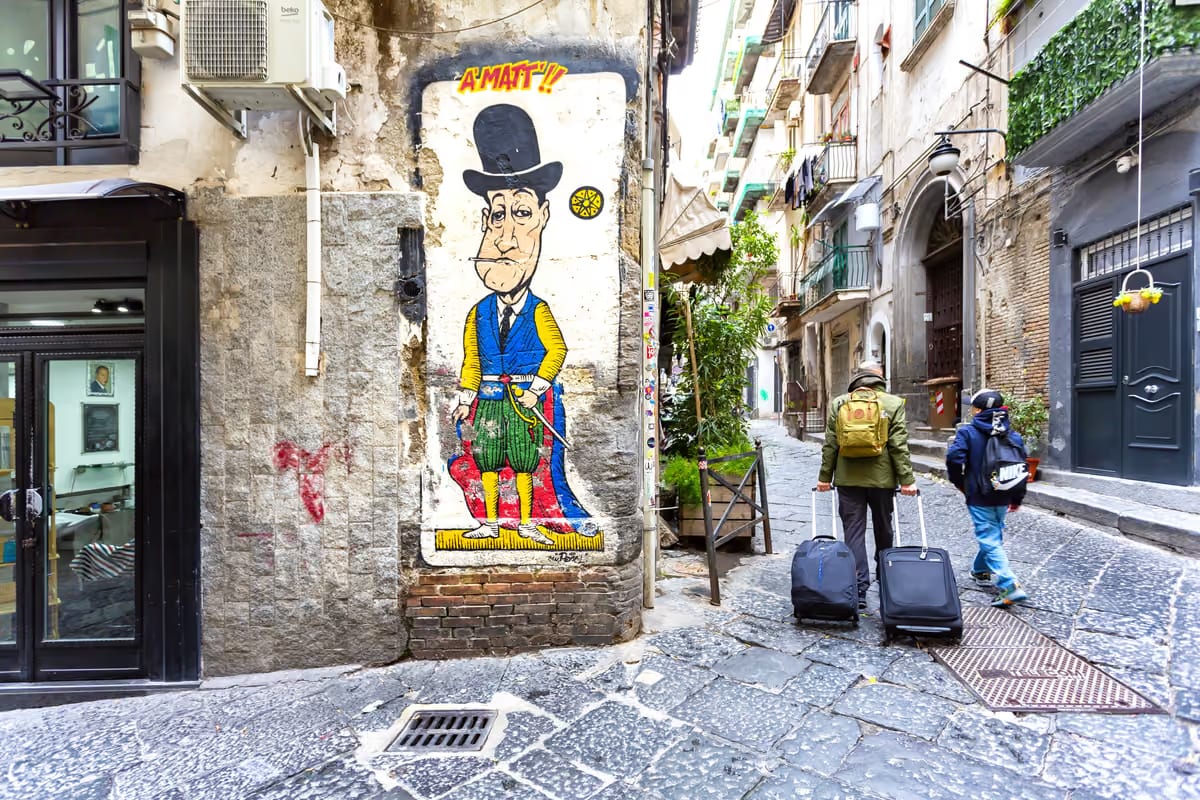 Napoli mette un tetto agli affitti brevi: nel centro storico massimo il 30% per edificio