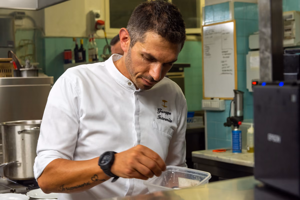 Chef Giuseppe Intermite al lavoro