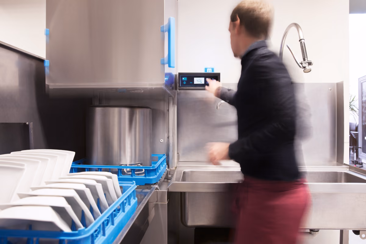 Nelle cucine professionali, un sistema di lavaggio stoviglie smart può garantire notevoli risparmi su costi e consumi