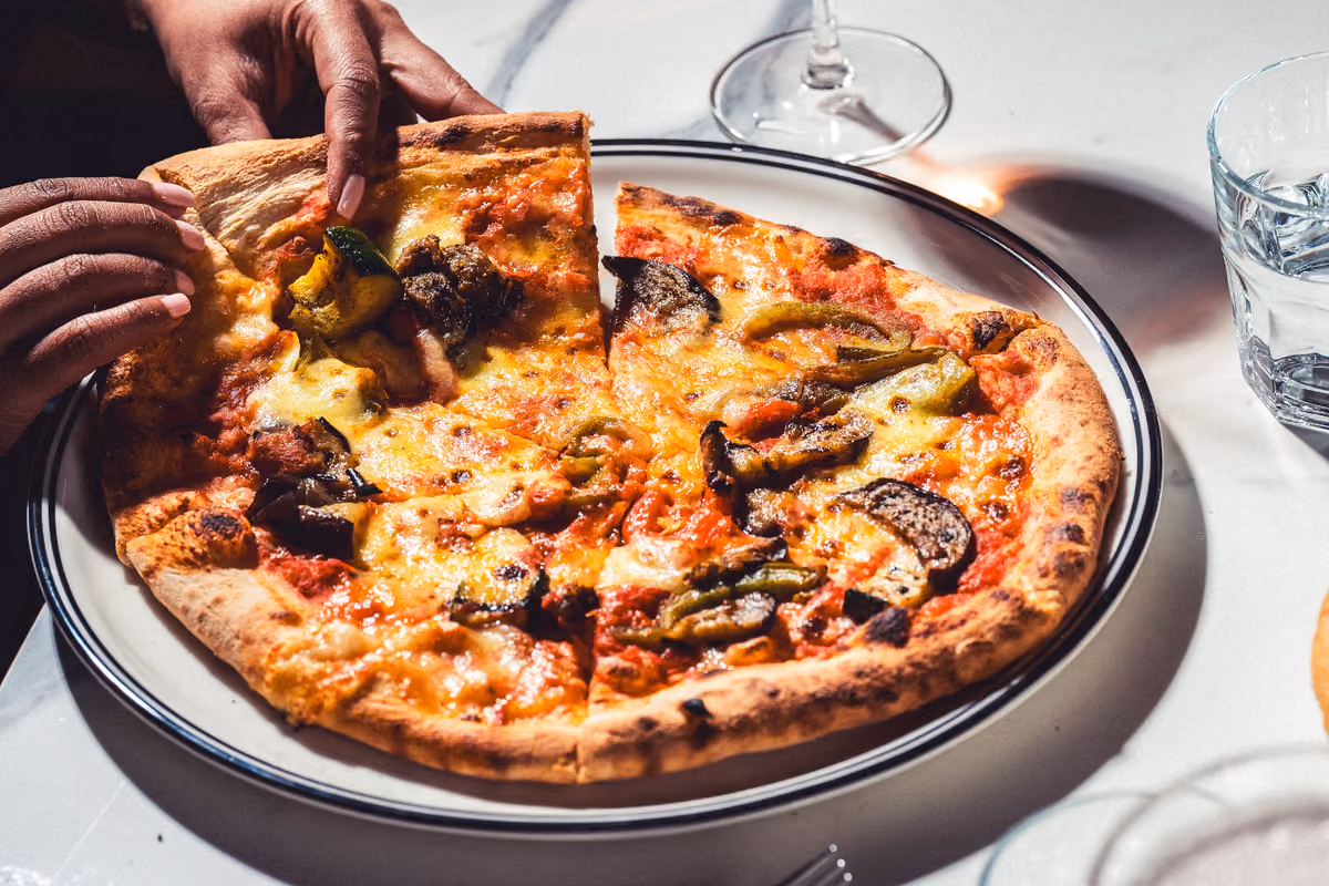 Il Galateo va anche in pizzeria: cosa si può fare e quali errori evitare