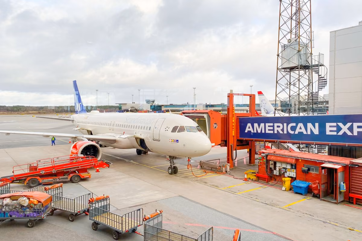 Aereo Scandinavian Airlines fermo al gate dell'aeroporto con ponte d'imbarco
