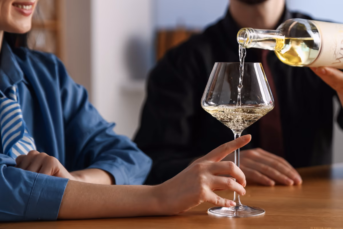 Versare il vino ai propri commensali è sicuramente un segno di educazione