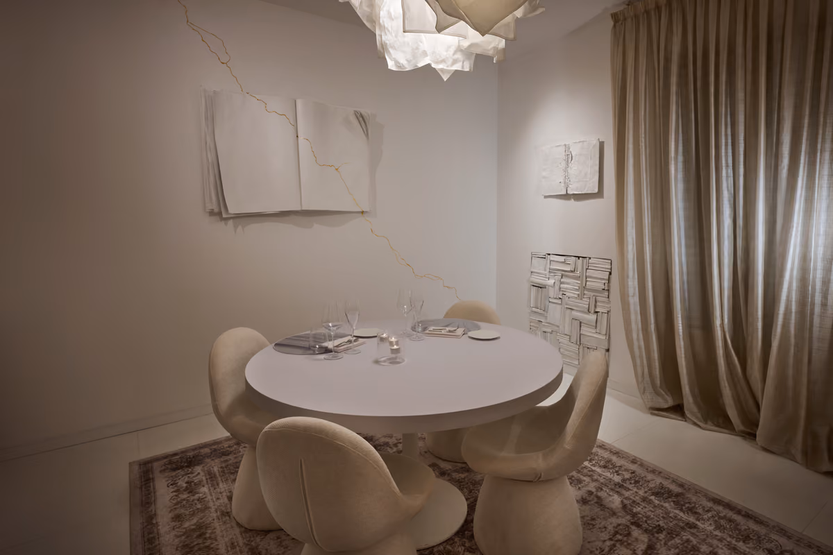 Babila Cagelli cambia casa, non anima: la sua cucina resta circondata dall’arte