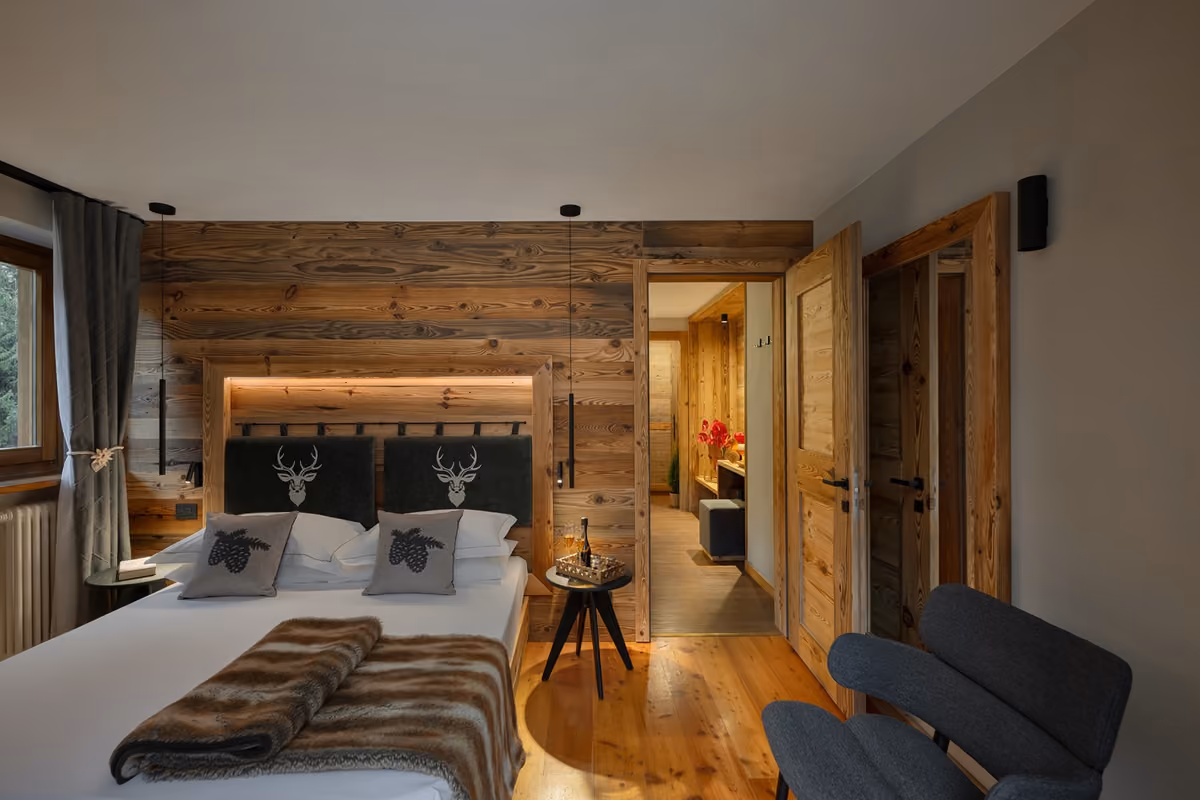 Hotel Lo Scoiattolo: una tipica camera di montagna