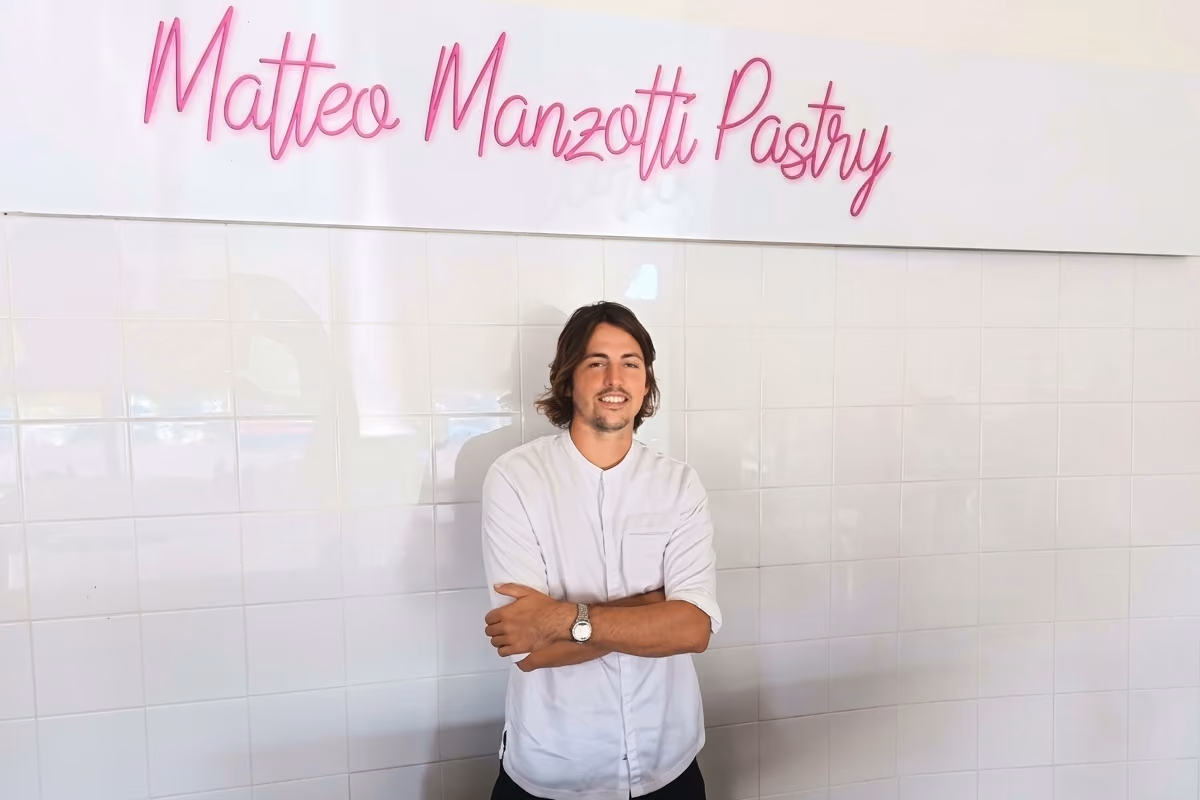 Il giovane pasticcere Matteo Manzotti all'interno del proprio laboratorio di Treviglio