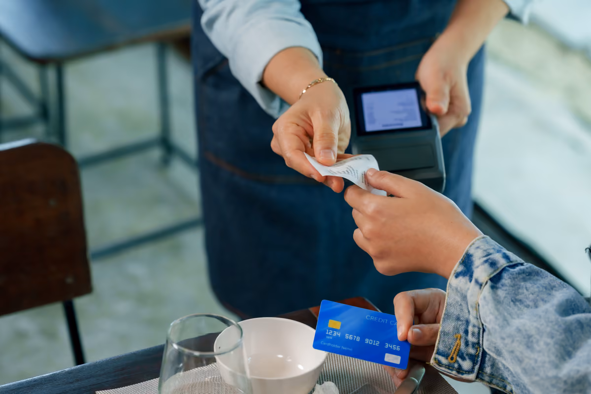 Mancia digitale al ristorante: il Pos non cambia le regole