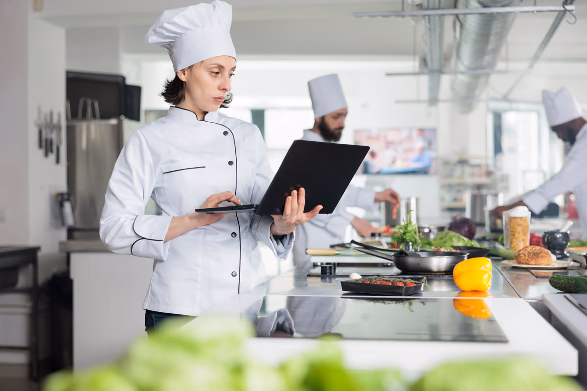 Dalle ricette alle recensioni: fin dove può arrivare l'IA in cucina?