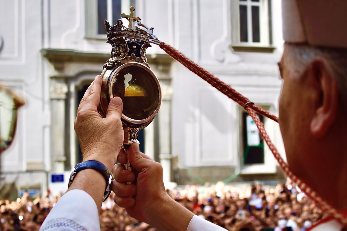 San Gennaro si siede anche a tavola: dagli spaghetti di Totò al dolce dei poveri