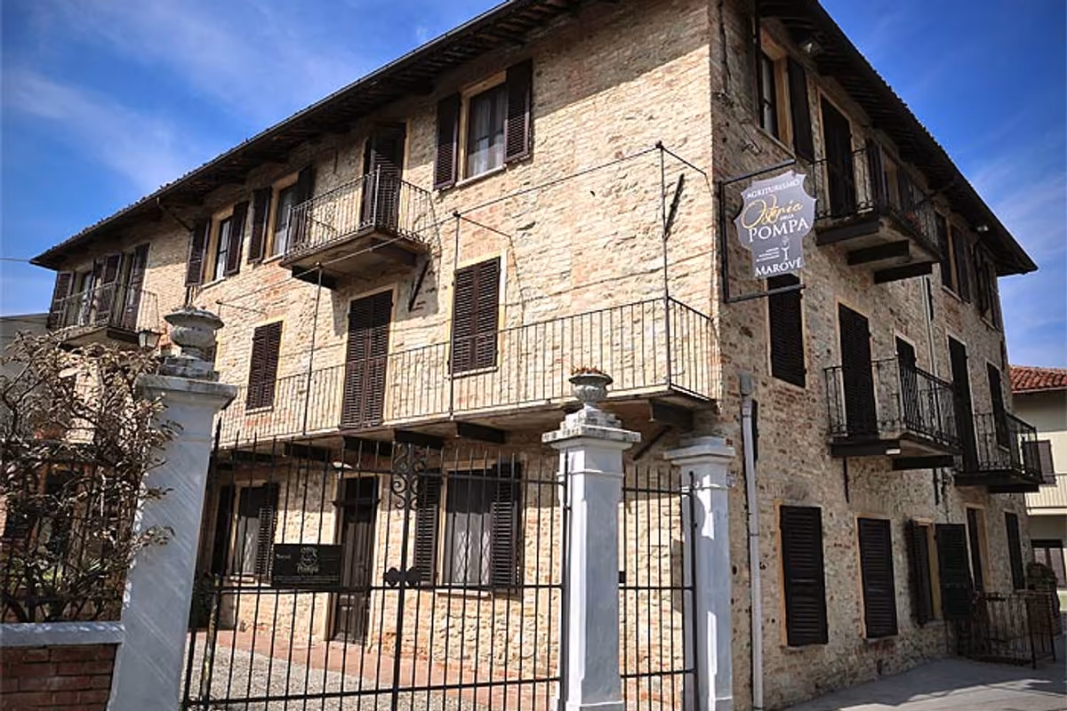 L'esterno dell'Osteria della Pompa di Cocconato d'Asti
