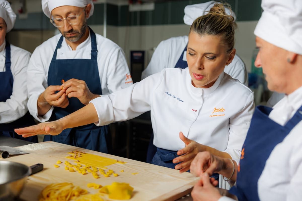 La chef Iside De Cesare apre una scuola di cucina sotto il suo ristorante stellato