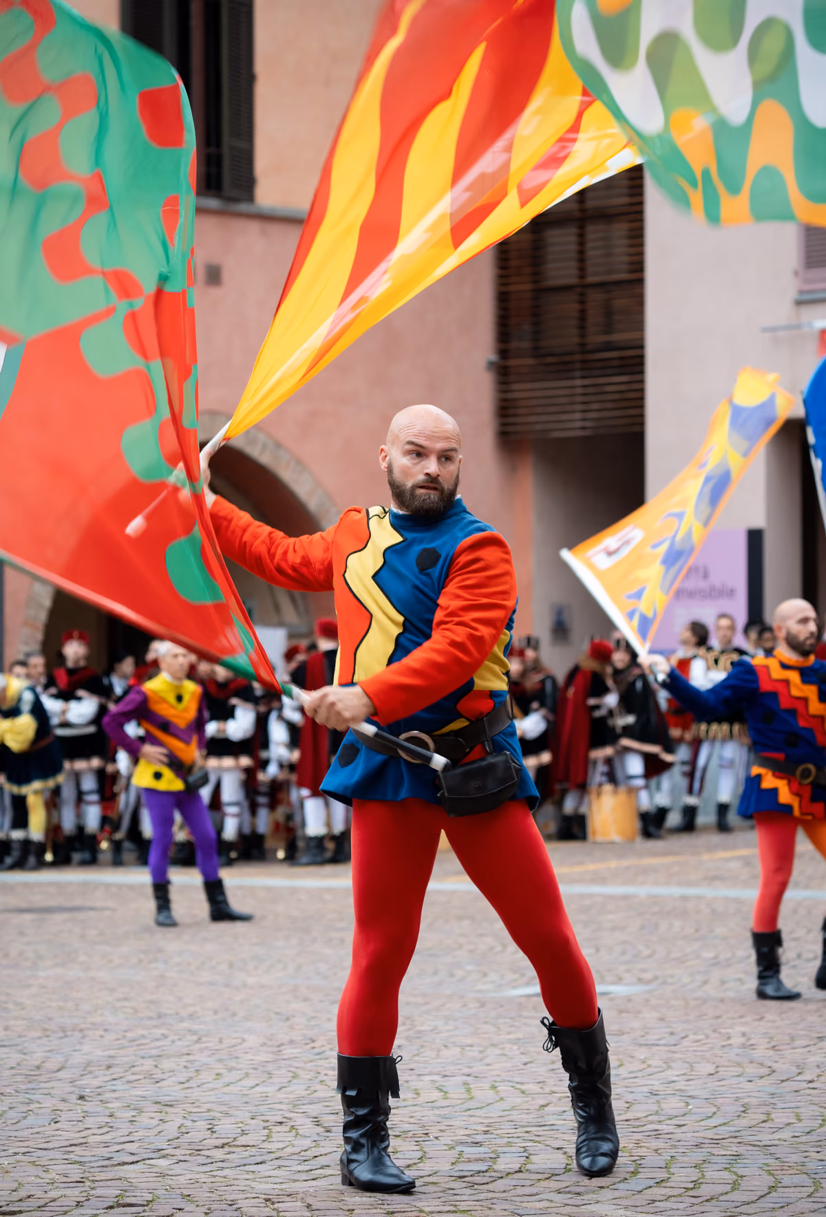 I borghi storici di Alba sfilano in costume medievale tra sbandieratori, tamburi e rievocazioni che precedono la Fiera