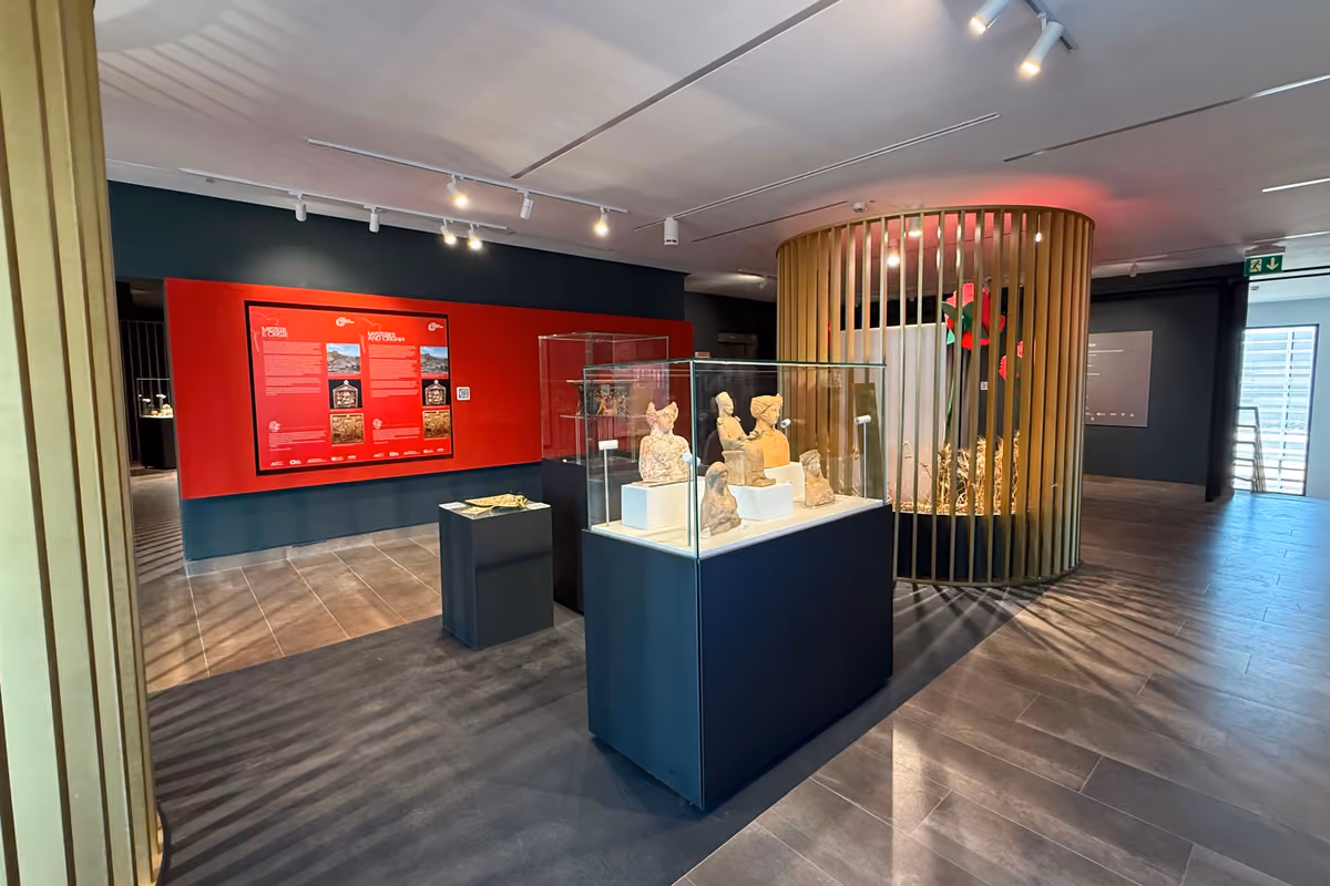 Una sala del Museo Archeologico Nazionale della Sibaritide con l'esposizione dedicata alle "dee del grano"