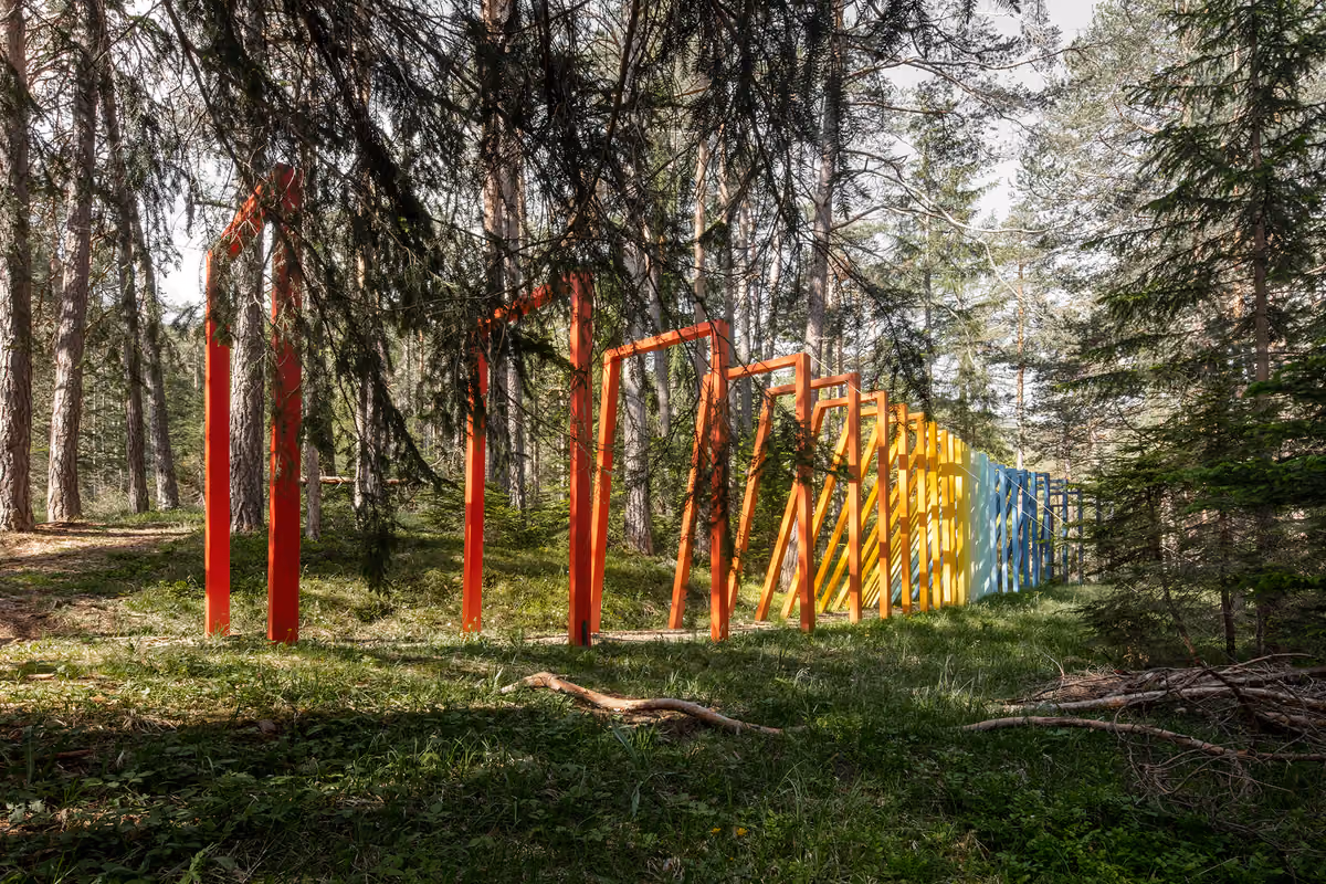 Fragile as a Rainbow 2021 di Xinge Zhang & Jiaqi Qiu. Una serie di archi vibranti, un passaggio magico che invita a camminare tra arte e alberi