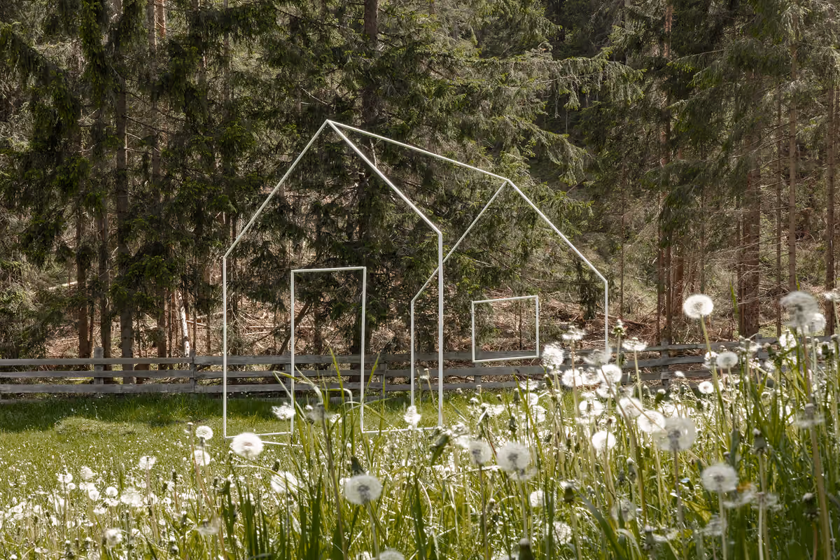 Una casa senza pareti, che accoglie il cielo e il bosco. Un'opera che interroga sul concetto di 'casa' e sulla nostra connessione con l'ambiente naturale