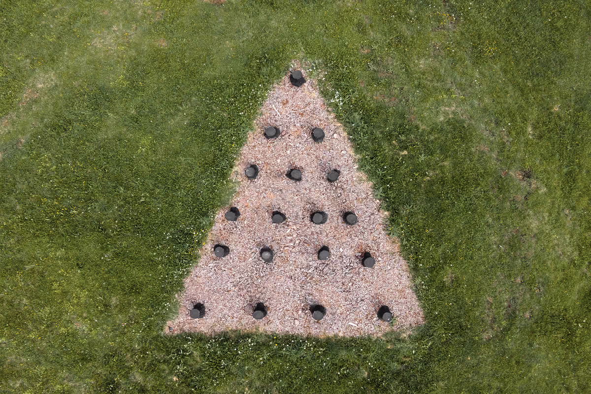 Foresta Nera di Gaia Lionello. Un'installazione geometrica della collezione Smach, un triangolo d'arte nel cuore della Val Badia