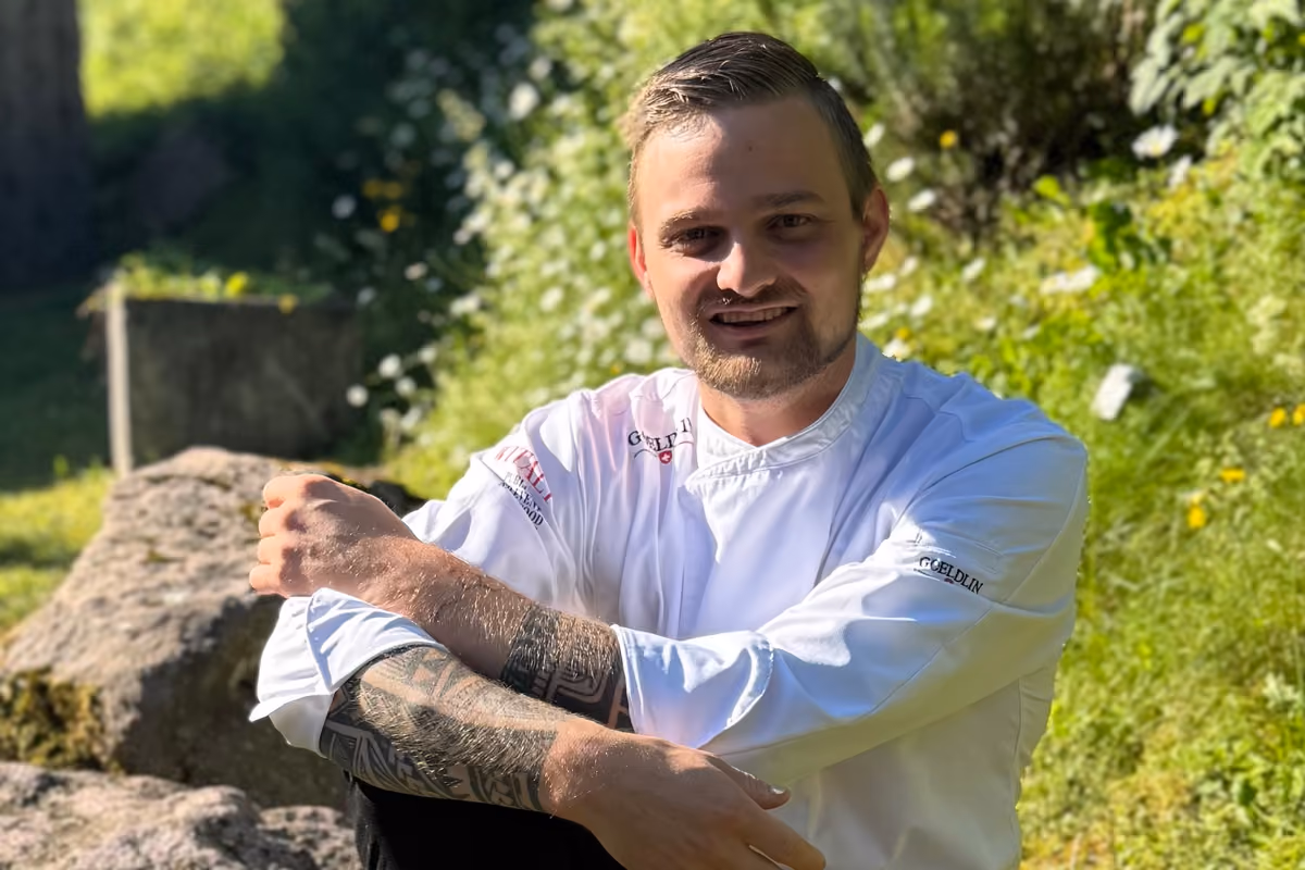Matthias Kirchler interpreta la montagna attraverso una cucina essenziale, legata ad altitudine, stagioni e biodiversità