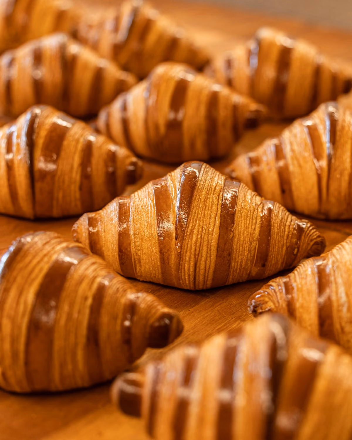 La brioche, in particolare, richiede precisione in ogni fase: impasto, lavorazione, fermentazione e lievitazione devono trovare il proprio equilibrio