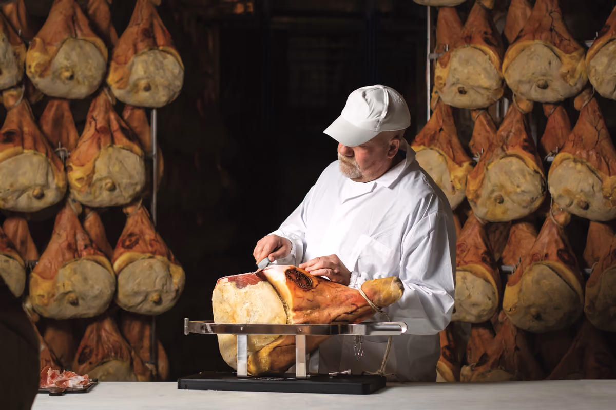 Il prosciutto non si taglia sempre allo stesso modo: ecco cosa cambia davvero