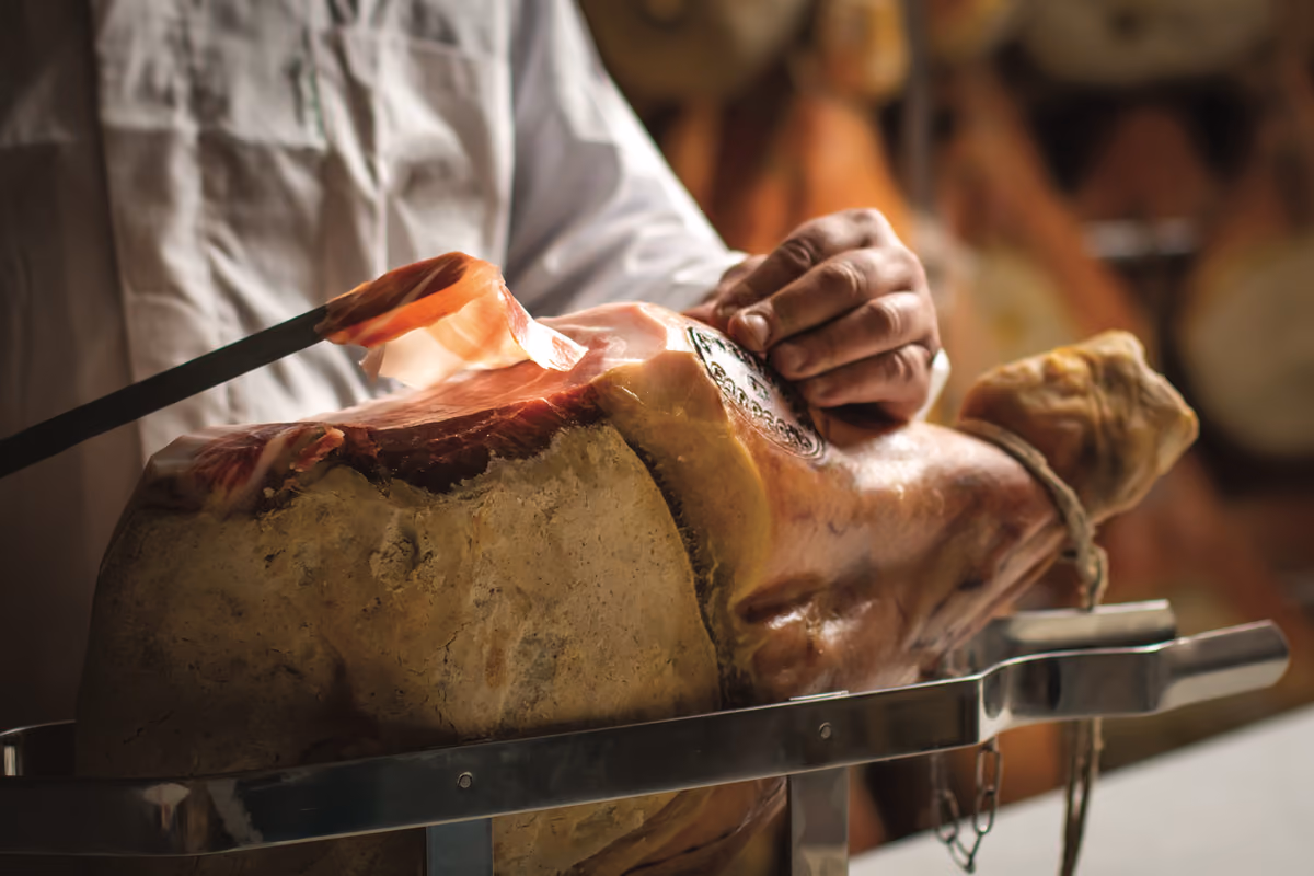 Il prosciutto non si taglia sempre allo stesso modo: ecco cosa cambia davvero