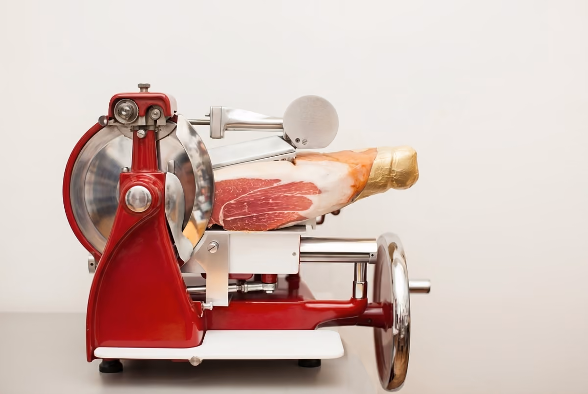 Il prosciutto non si taglia sempre allo stesso modo: ecco cosa cambia davvero