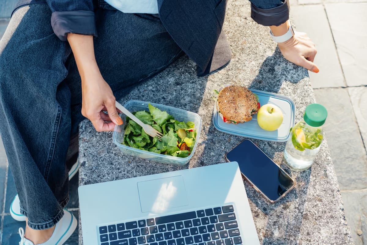 Pausa pranzo: mangiare fuori costa 16 euro, la schiscetta meno di 5