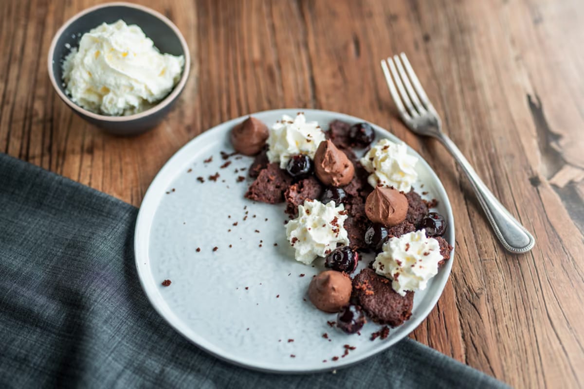 Stupisci i tuoi ospiti con questa ricetta scenografica al cioccolato e ciliegie
