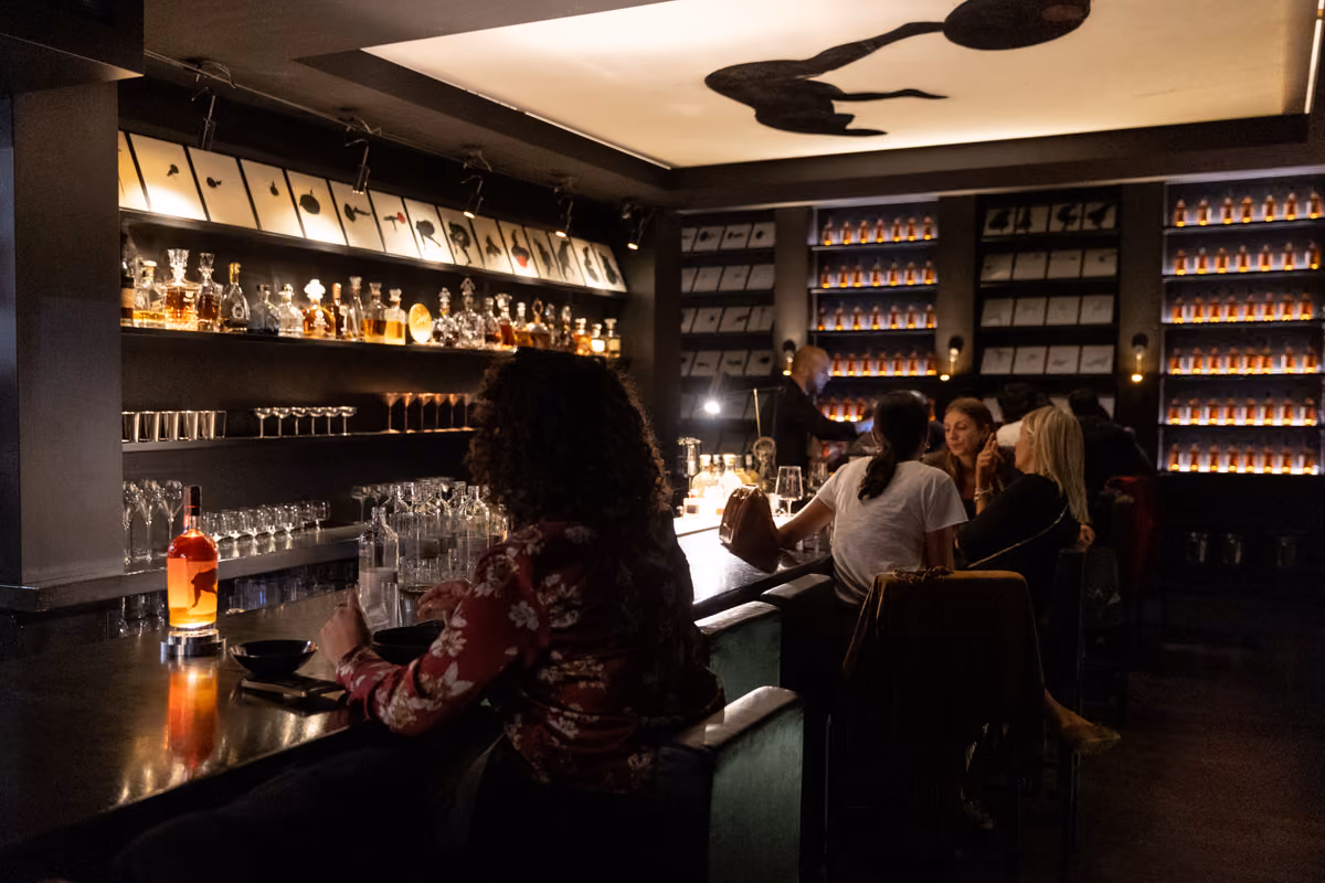 L'interno di Le Iris, concepito con un vero e proprio american cocktail bar