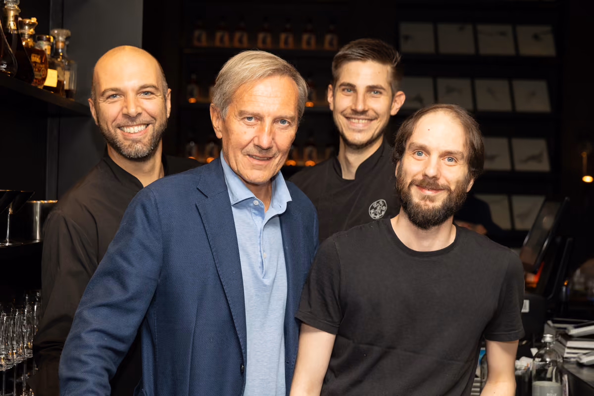 La squadra di Le Iris, da sinistra il responsabile di sala Paolo Atlanti, il fondatore Toni Foini, chef Edoardo De Simone e Mattia Foini