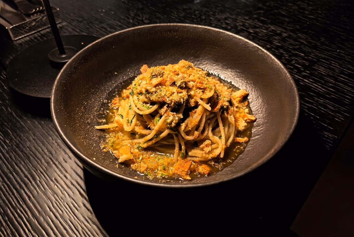 Scarpinöcc di Parre, conditi con burro fusato, salvia e Grana Padano. È probabilmente uno degli assaggi che meglio raccontano l'equilibrio cercato dal locale: un piatto riconoscibile, ricco ma non appesantito da sovrastrutture, affiancato da un Amarello Fizz