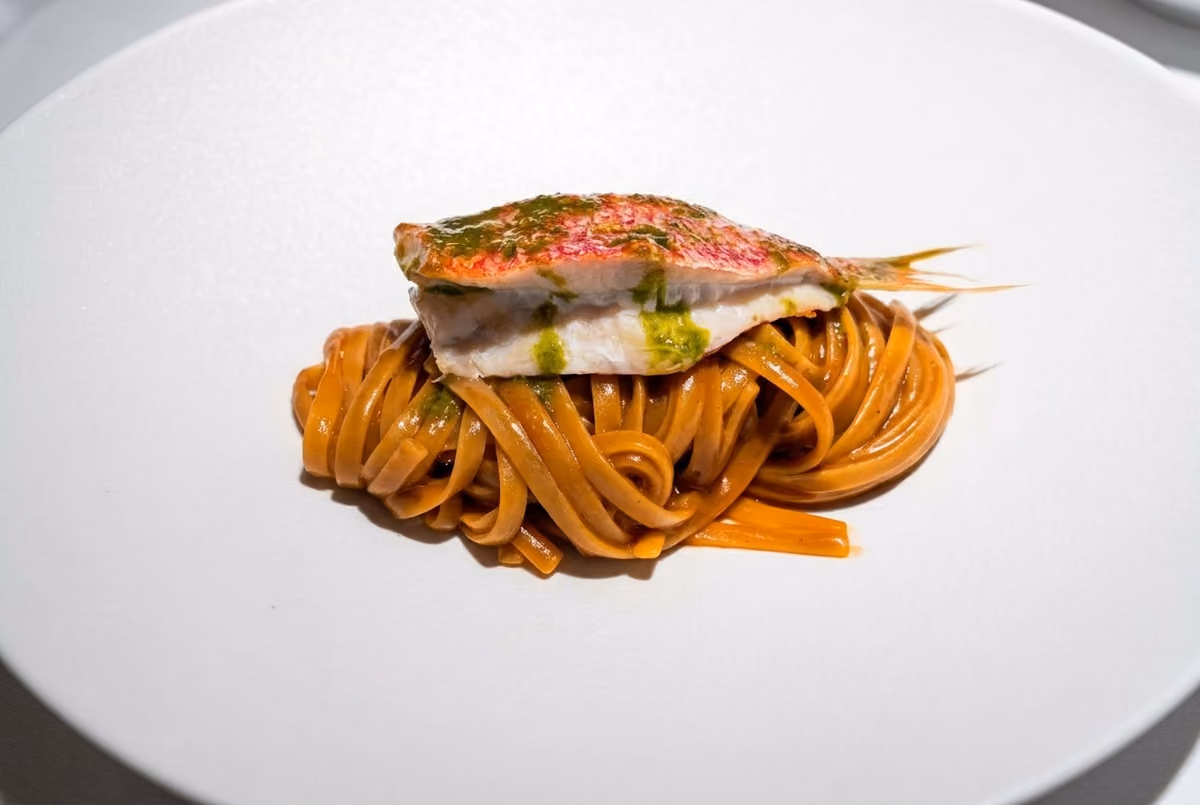 Spaghetto con salsa al pomodoro e triglia