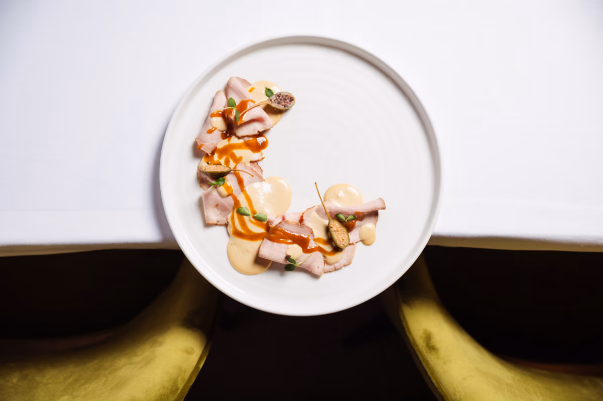 Il vitello tonnato, uno dei piatti signature di Ribelle e Rascasse, ora portato anche al Nosh by Ribelle