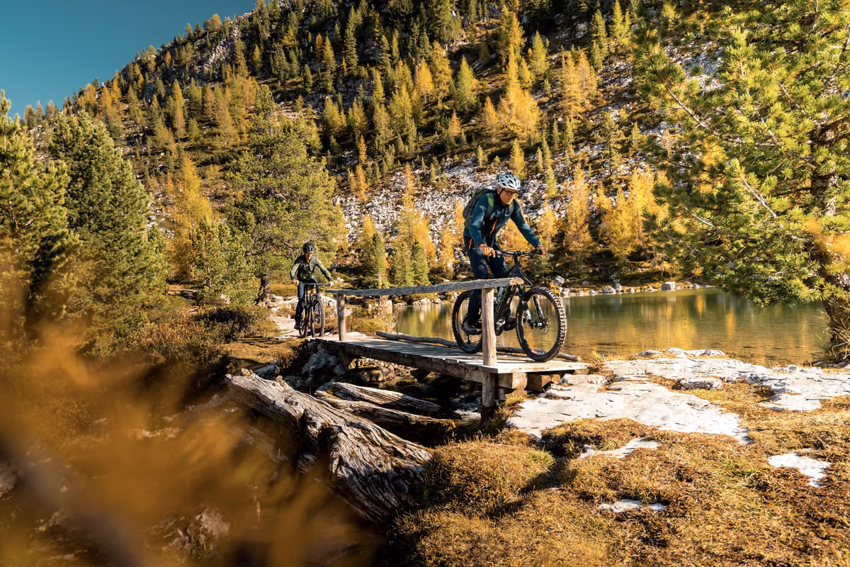 Escursioni in e-bike immersi tra i boschi dorati e i paesaggi alpini di San Vigilio di Marebbe
