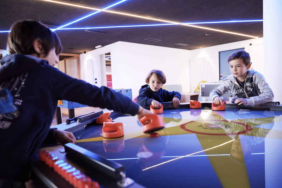 La sala giochi per bambini e ragazzi nell'area dello Junior Club dell'hotel