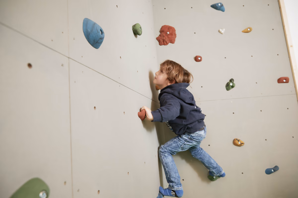 La parete di arrampicata indoor all'interno del Kids Club