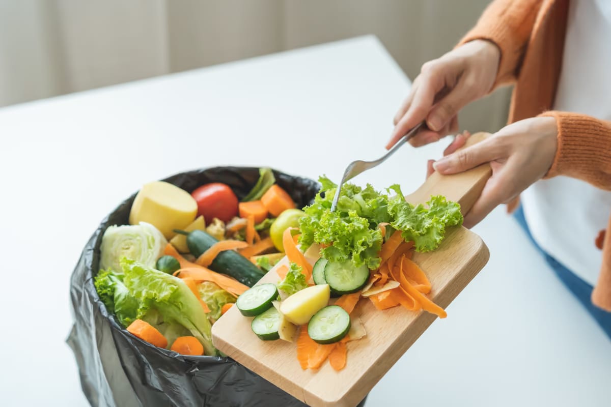 Spreco alimentare, in Italia vale oltre 13,5 miliardi: 5 milioni di tonnellate finiscono nei rifiuti