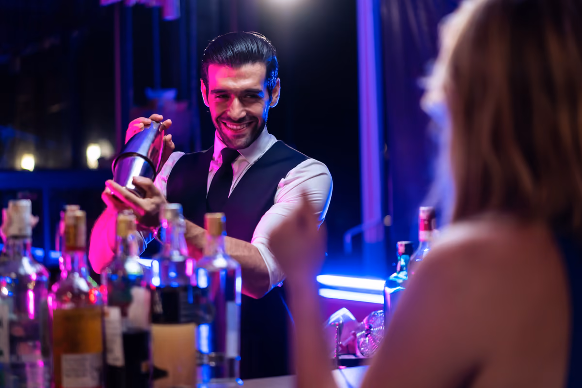 Il bartender è un punto di contatto con il cliente e rappresenta il lavoro dell'intera attività