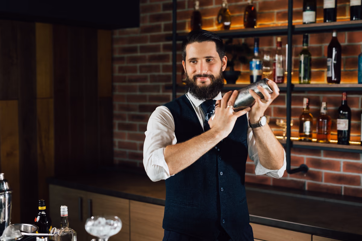 Il bartender come ambasciatore: quando la professionalità racconta il locale