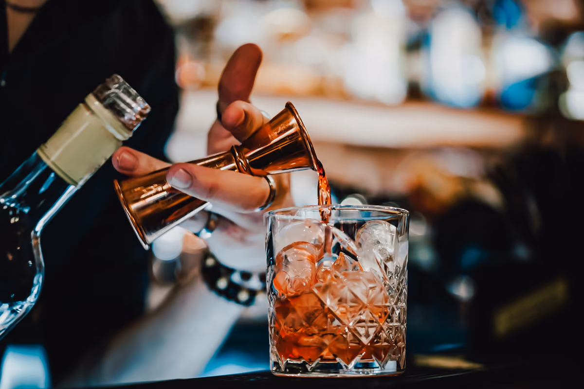 Il bartender come ambasciatore: quando la professionalità racconta il locale