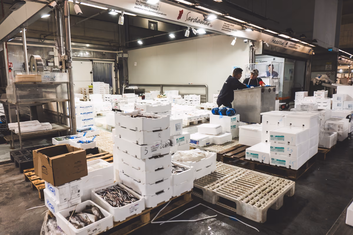 banchi di pesce fresco e cassette di polistirolo al Mercato di Milano