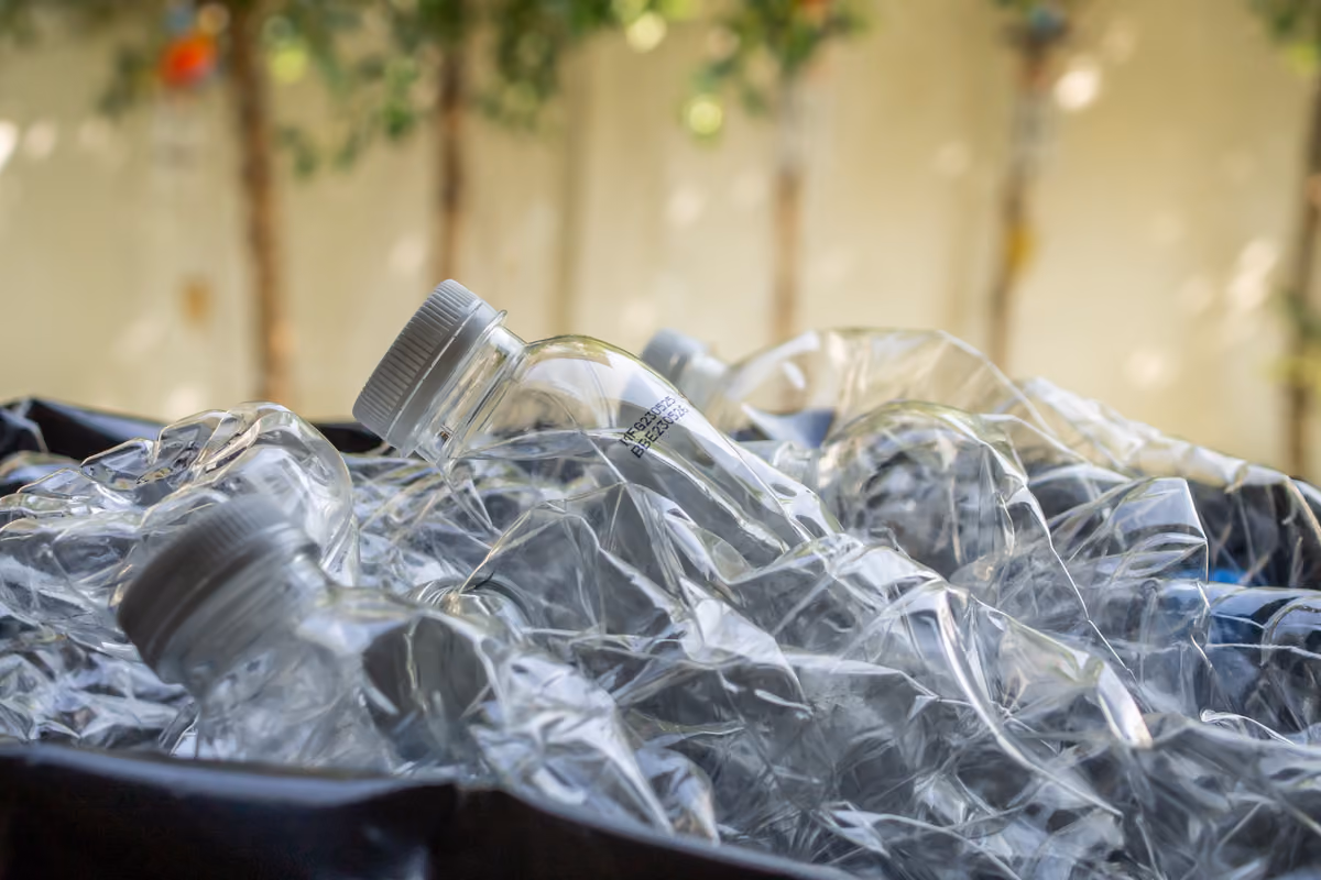 Il tema della produzione, riciclo e smaltimento della plastica è molto sentito in ambito ristorazione collettiva, un comparto che ne produce in grande quantità