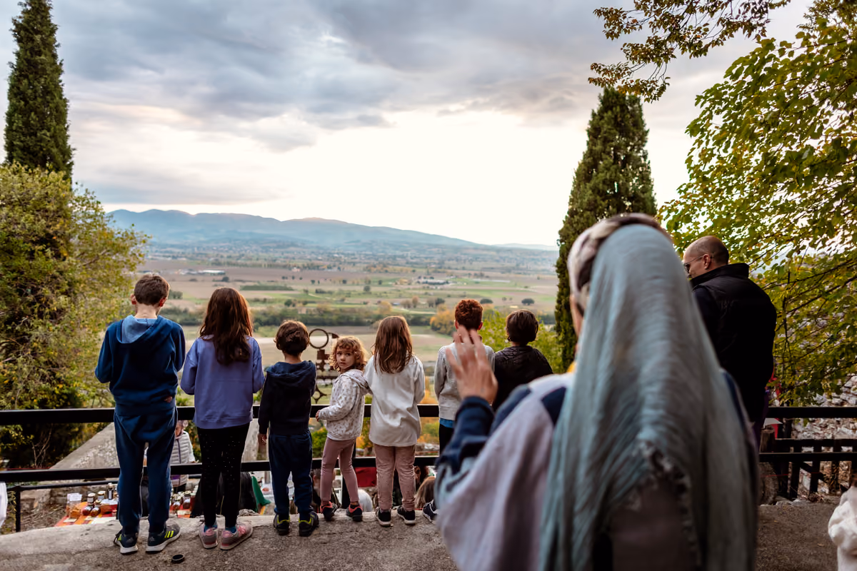 Fiabe e racconti accompagnano bambini e famiglie lungo sentieri, boschi e olivi