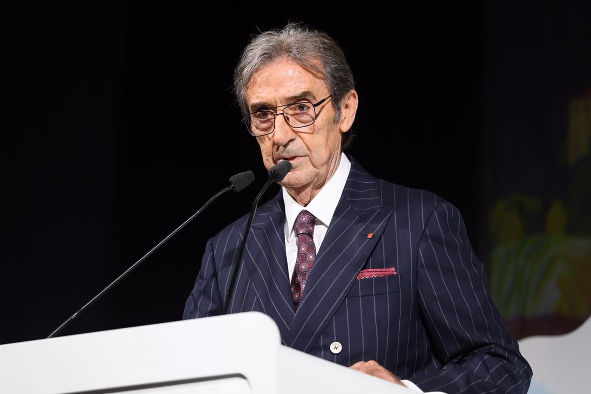 Riccardo Cotarella parla a un convegno indossando un completo gessato scuro