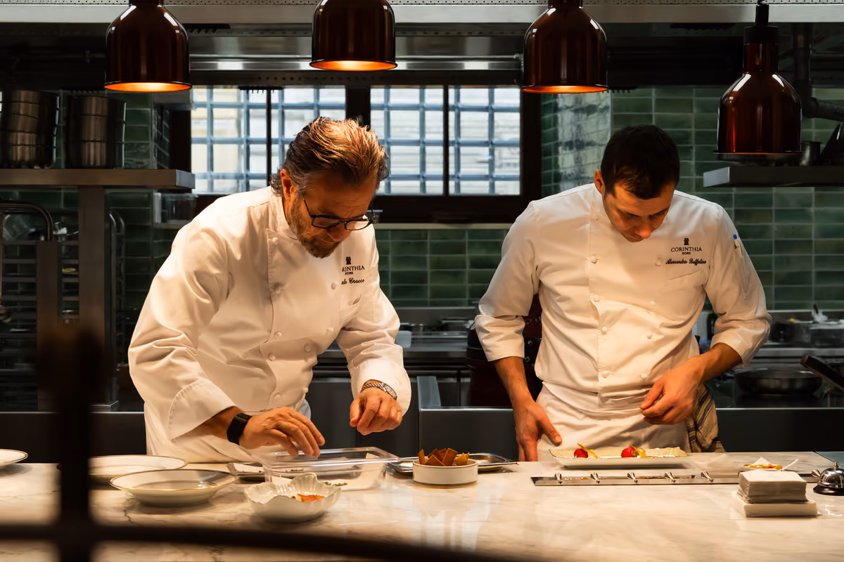 Carlo Cracco al lavoro al pass insieme all'executive chef Alessandro Buffolino