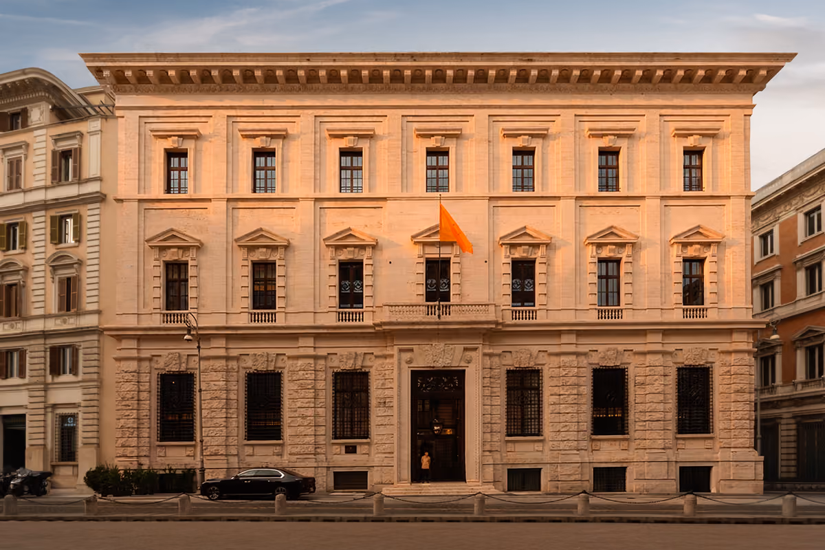 La facciata storica del Corinthia Rome, incastonata nella Capitale