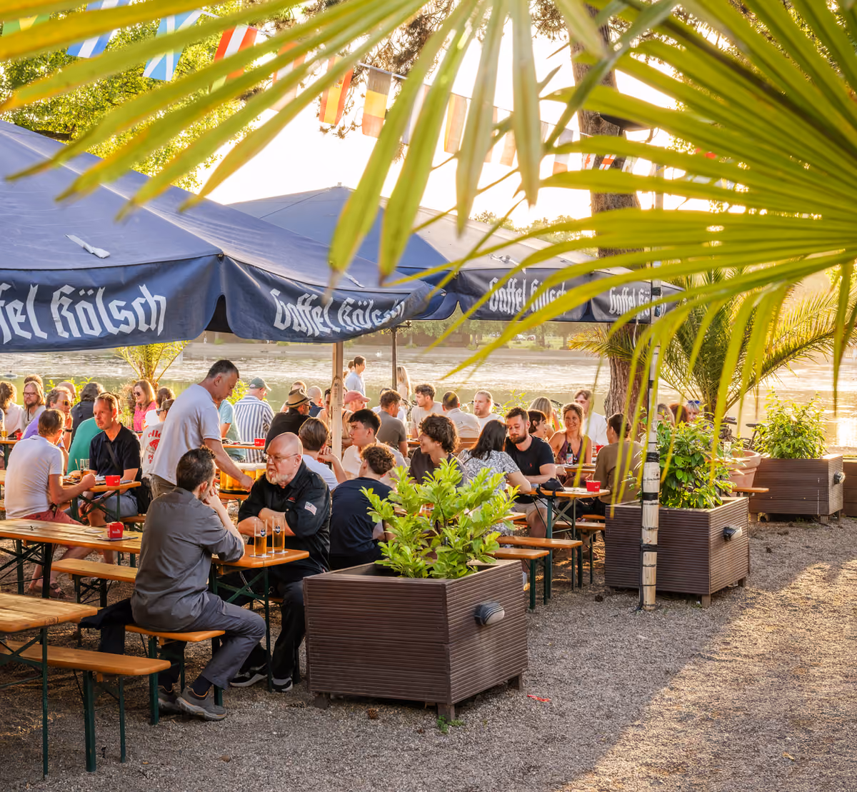 Un'oasi verde a Colonia dove degustare la tipica birra locale sotto l'ombra delle palme