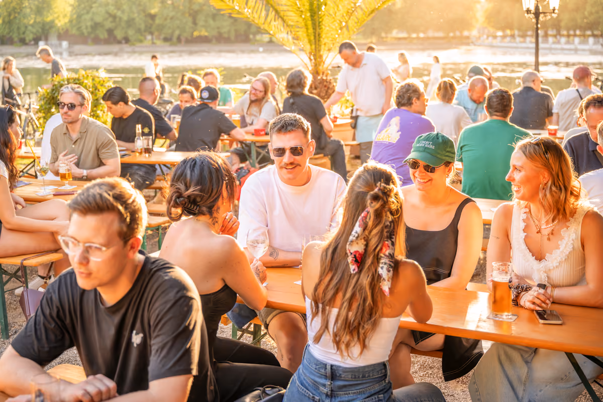 Momenti di relax e socialità lungo il Reno al tramonto in un Biergarten all'aperto