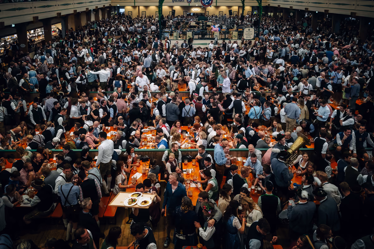 L'atmosfera travolgente dell'Oktoberfest all'interno di uno dei suoi storici tendoni