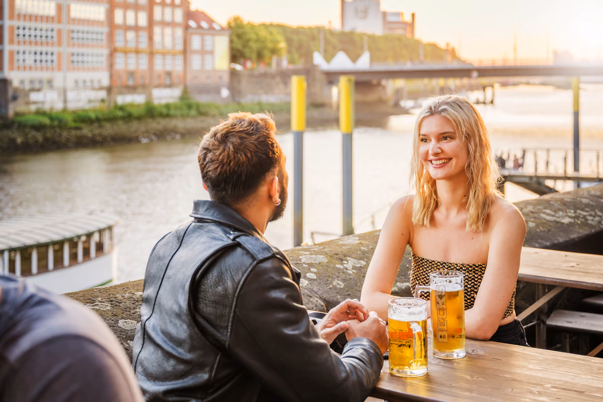 Una pausa con vista sul fiume Weser: il piacere di una Pils fresca nelle città del Nord