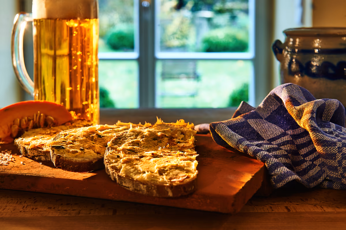 Un boccale di birra della Franconia abbinato a fette di pane di segale e paté tipico