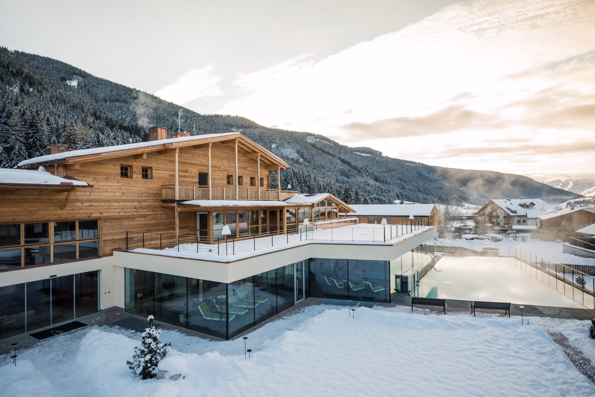Piscina salina e sci di fondo: l’inverno alpino cambia ritmo in Val Casies